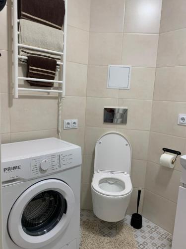 ein Badezimmer mit einer Waschmaschine und einem WC in der Unterkunft 024 Loft - Апартаменты ЖК «Софиевская Слободка» in Wyschnewe