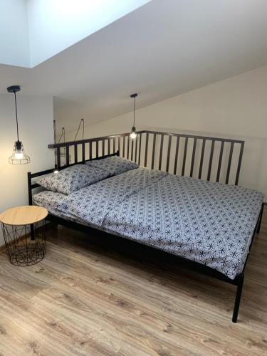 Schlafzimmer mit einem Bett und Holzboden in der Unterkunft 024 Loft - Апартаменты ЖК «Софиевская Слободка» in Wyschnewe