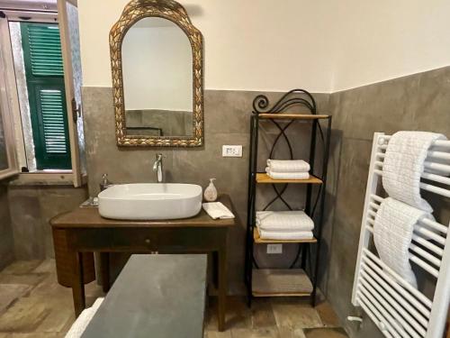 y baño con lavabo y espejo. en Ca' dei Merli - charming Italian village house, en Degna