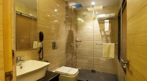 哲雪鋪的住宿－KC MANOR，浴室配有卫生间、盥洗盆和淋浴。