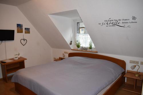 Landgasthof Zur Sonne tesisinde bir odada yatak veya yataklar