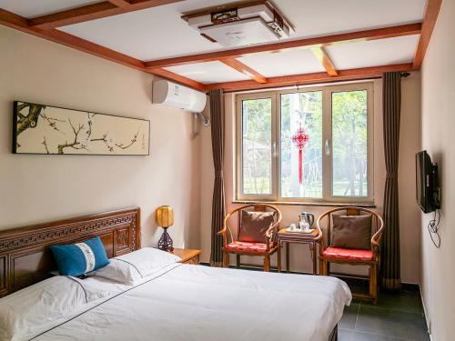 Un pat sau paturi într-o cameră la Dong Li Guest House