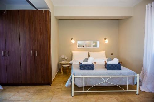 Postel nebo postele na pokoji v ubytování Filon Ktima Beachfront Upscale Villa