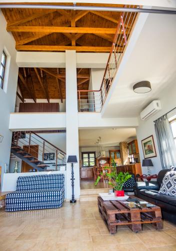 Posezení v ubytování Filon Ktima Beachfront Upscale Villa