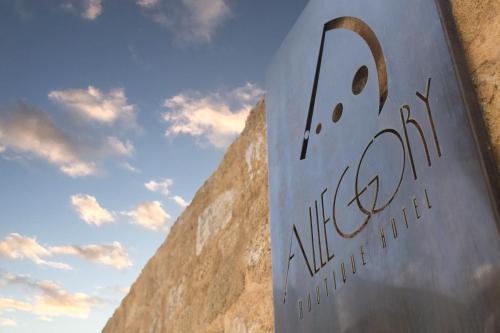 een bord aan de zijkant van een gebouw in de woestijn bij Allegory Boutique Hotel in Rhodos-stad
