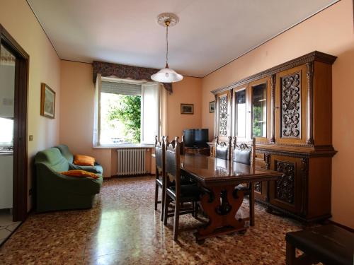 een eetkamer met een tafel en een stoel bij Residenza Parco Ducale in Parma