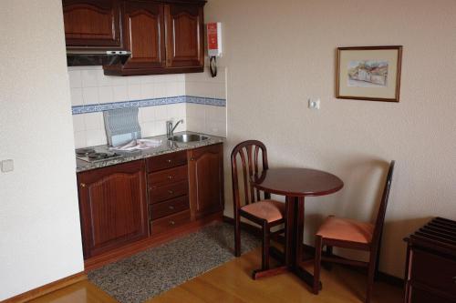 
A kitchen or kitchenette at Hotel Musa D'ajuda
