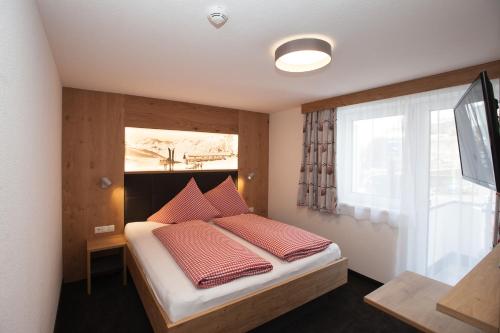 Un pat sau paturi într-o cameră la Haus Küchelspitz