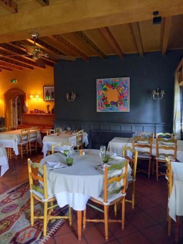 Restorāns vai citas vietas, kur ieturēt maltīti, naktsmītnē Auberge Des Chasseurs