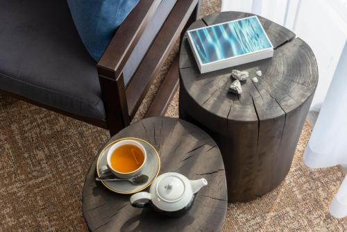 Příslušenství pro přípravu čaje a kávy v ubytování Aedenlife Hotel & Resort Rügen