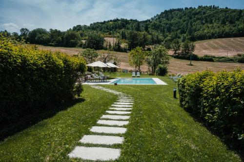The swimming pool at or close to Casale di Nicolò