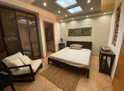 ein Schlafzimmer mit einem Bett und einem Stuhl in der Unterkunft Appartamento G&G in Carpignano Sesia