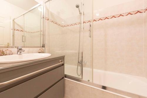 カンヌにあるApartment 2 bedrooms 2 bathrooms clear view in Palm beach areaのバスルーム(シャワー、シンク、バスタブ付)