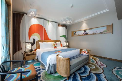 Pokój hotelowy z łóżkiem i krzesłem w obiekcie Crowne Plaza Shanghai, an IHG Hotel w Szanghaju