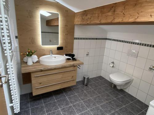 Ένα μπάνιο στο Ferienwohnung Heuberg