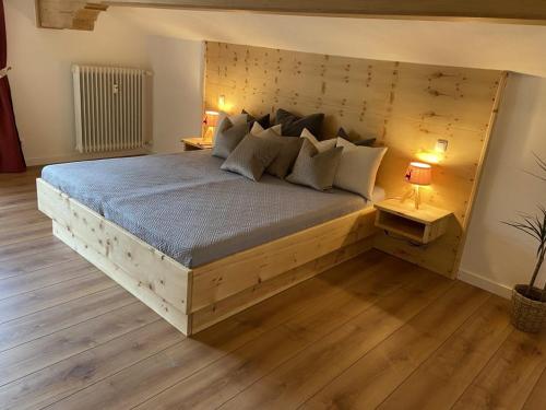 Ένα ή περισσότερα κρεβάτια σε δωμάτιο στο Ferienwohnung Heuberg