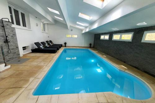 Villa Auxerre luxe Piscine Intérieure proche Paris sans Vis-à-vis