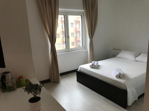 1 dormitorio con cama y ventana en Centro Città Concept, en Bari