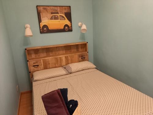 una camera con un letto e una foto di una macchina sul muro di Gladiator's House a Roma