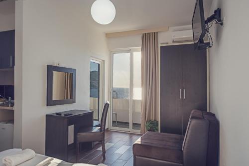 ドプラー・ヴォダにあるApartments Atlantisのリビングルーム(デスク、椅子付)