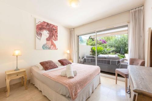 カンヌにあるApartment 2 bedrooms2 bathroomsdouble terrace & Garden in Palm beach areaのベッドルーム1室(ベッド1台、大きな窓付)