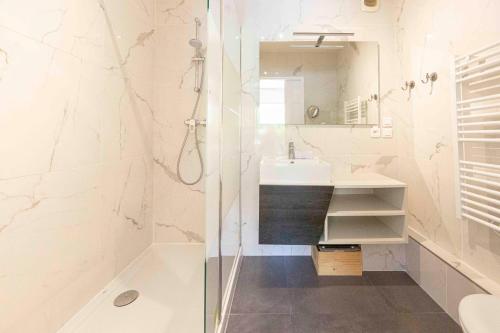 Ванная комната в Apartment 2 bedrooms2 bathroomsdouble terrace & Garden in Palm beach area