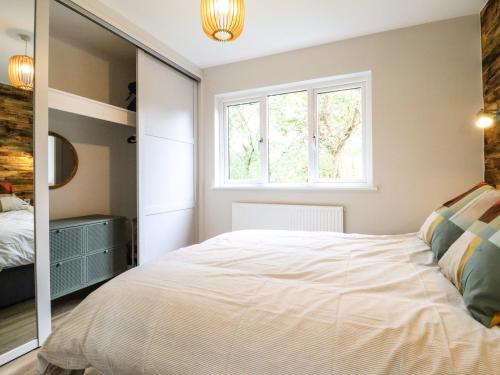 Un pat sau paturi într-o cameră la Padarn Lodge