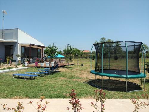 Bazén v ubytování Hill Sun Luxury Suites nebo v jeho okolí