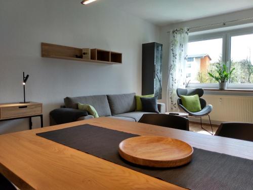 uma sala de estar com uma mesa e um sofá em Ferienwohnung Paula em Oberhof