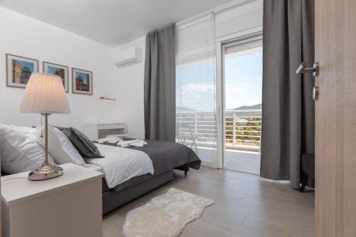 1 dormitorio con cama y ventana grande en MiRR, en Grebaštica
