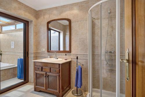 Un baño con lavabo y ducha en Casa Elian, en Playa Blanca