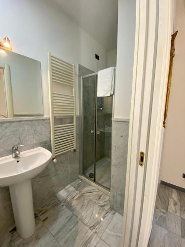 a bathroom with a sink and a shower at Affittacamere Torre Dell'Arte in Torre del Lago Puccini