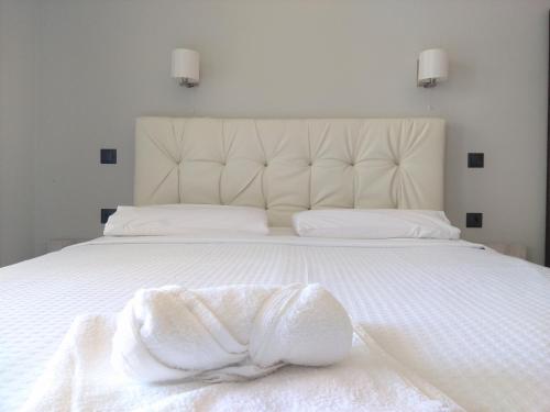 Voodi või voodid majutusasutuse Hill Sun Luxury Suites toas