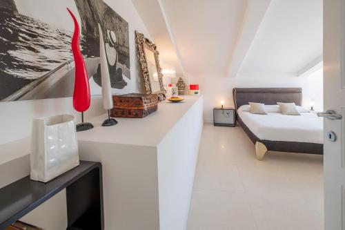 マッサ・ルブレンセにあるCasa Mariavittoriaのベッドルーム1室(ベッド1台付)が備わります。
