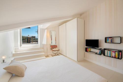 a white room with a bed and a window at Casa Mariavittoria in Massa Lubrense