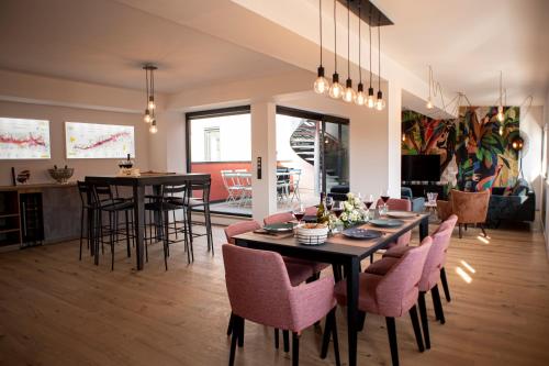 a dining room and living room with a table and chairs at Les Terrasses de Notre Dame in Beaune