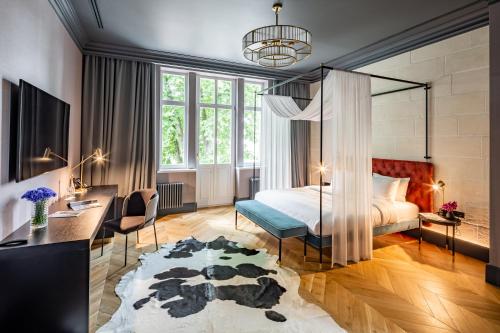 sypialnia z łóżkiem, biurkiem i dywanem w obiekcie Lion's Castle Hotel w Lwowie