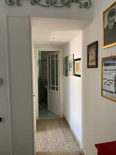 a hallway with a door leading into a room at Edo apartament in Lido di Ostia