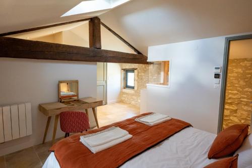 une chambre avec un lit et un bureau dans une pièce dans l'établissement Maison de ville provençale - tout confort, à Saint-Rémy-de-Provence
