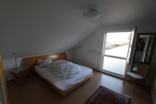 um pequeno quarto com uma cama e uma janela em Zweit-Traumwohnung em Marburgo