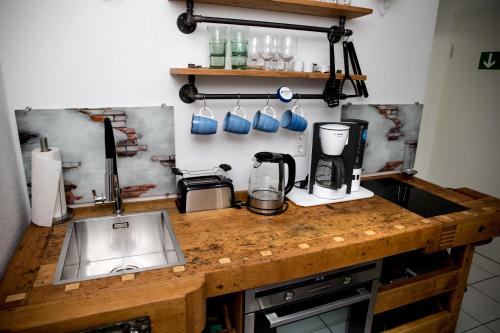 a kitchen with a counter top with a sink at Wismarer Heckflosse in Wismar