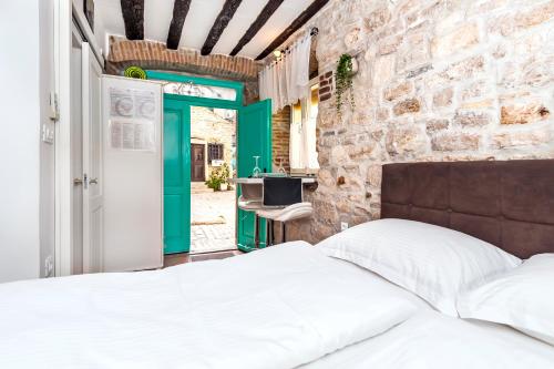 Volta L Apartment