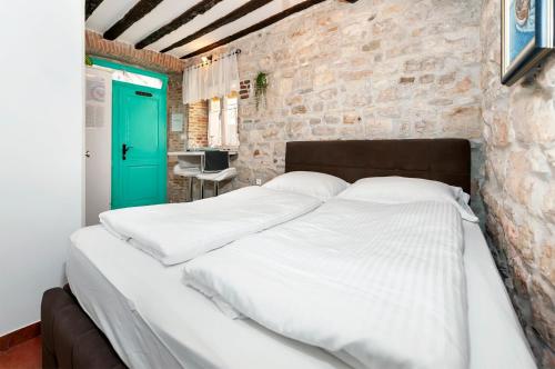 Volta L Apartment