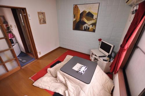 a room with a bed and a desk and a computer at FUJIハイツ #国分寺 #東京&新宿&吉祥寺&高尾山 直行 #TOKYO Kokubunji 10min!! Easy to Shinjuku&SHIBUYA in Kokubunji