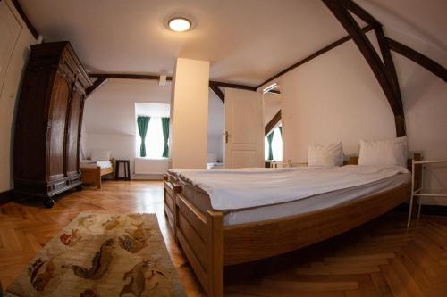 a bedroom with a large bed in a room at Flanderhof Manor in Daia