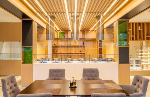a dining room with a table and chairs at Hotel Sevtopolis Medical & SPA in Pavel Banya