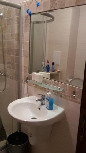 a bathroom with a white sink and a mirror at Cascadas Ravda in Ravda
