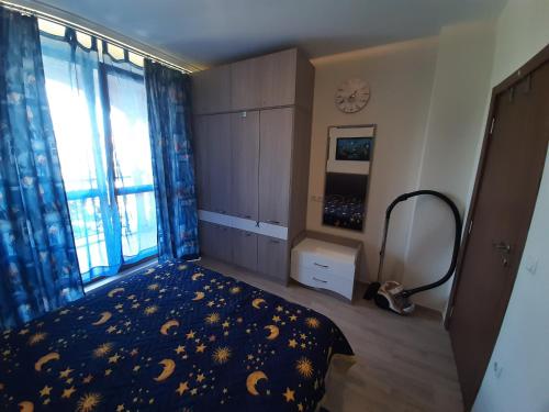 a bedroom with a bed and a window at Cascadas Ravda in Ravda
