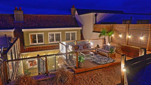 a balcony of a house with a couch at sangatte " Les Terrasses" maison front de mer Les pieds dans l'eau pleine de charme Cap Blanc Nez Côte d'Opale in Sangatte