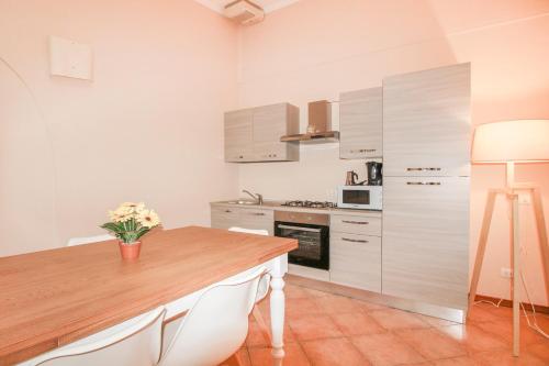 Cucina o angolo cottura di Lake & Country Holidays